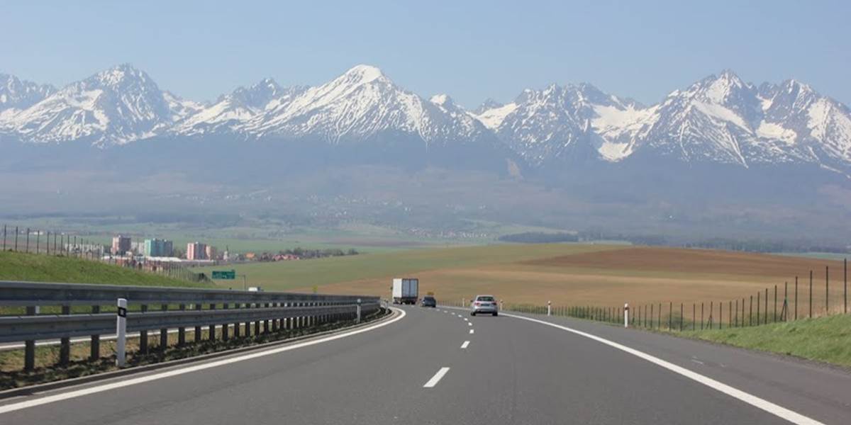 V desiatke najkrajších ciest Slovenska je diaľnica pod Tatrami