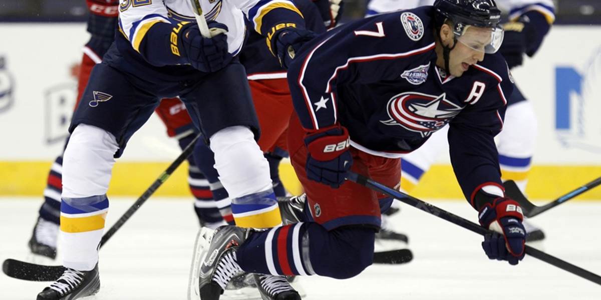 NHL: Johnson si nezahrá tri zápasy za faul na Tlustého