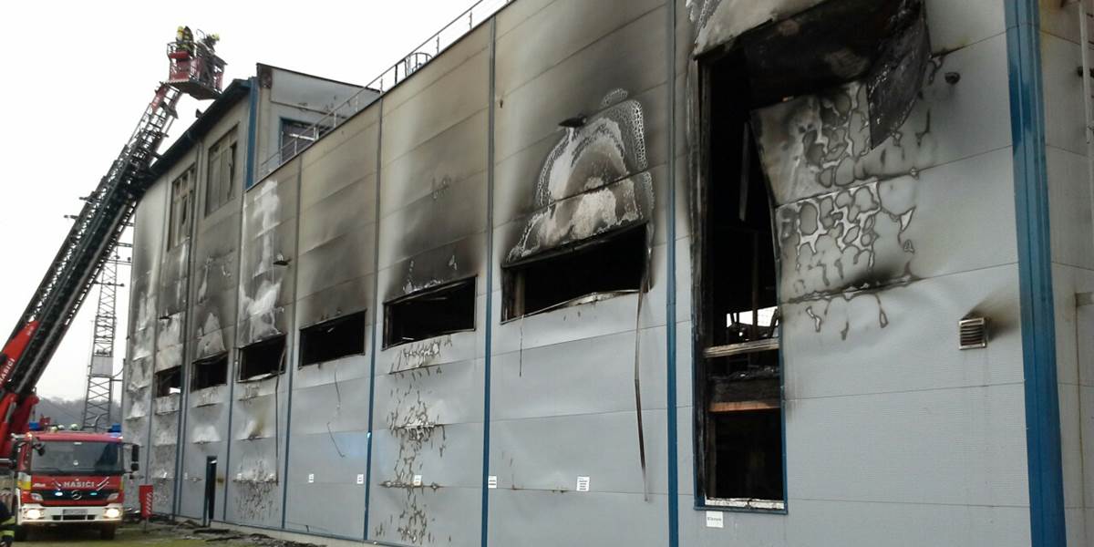 Hasiči zasahovali pri požiari továrne vo Fiľakove, je už pod kontrolou