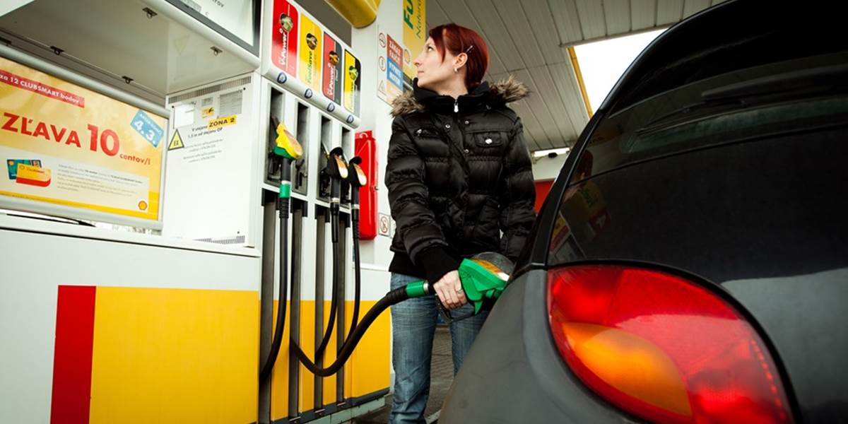 Ceny benzínov a nafty naďalej klesajú