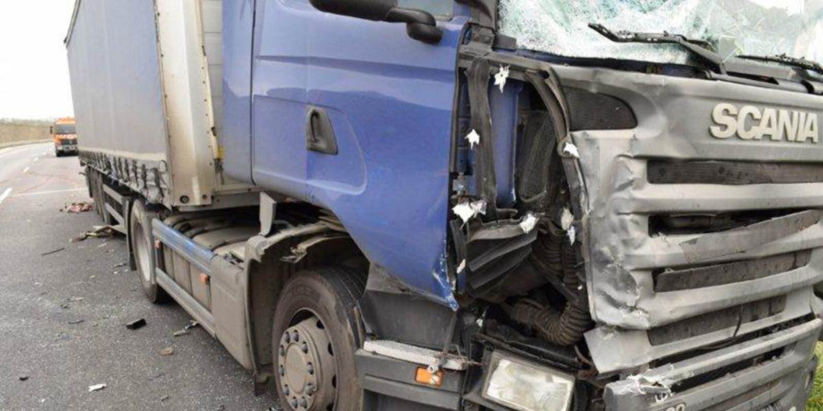 Dopravná nehoda na diaľnici D1: Vodič kamiónu utrpel ťažké zranenie