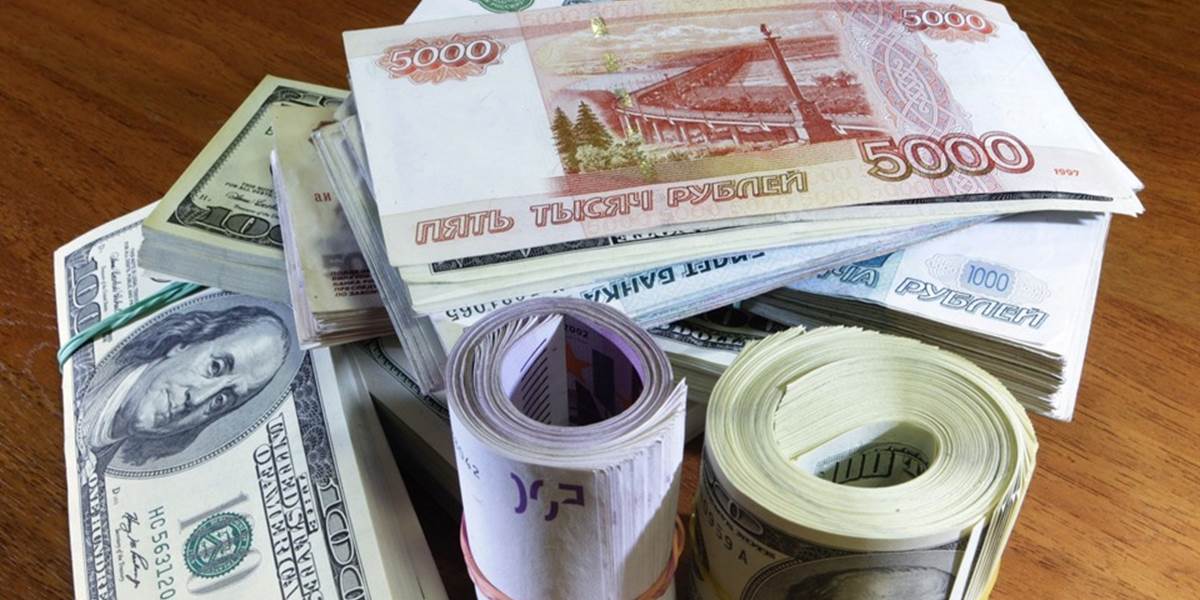 Rubeľ klesol na nové minimum, padajú aj ruské akcie