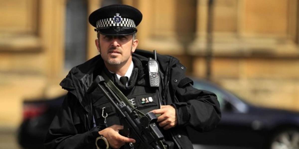 Britská polícia zatkla 4 mužov podozrivých z prípravy teroristických činov
