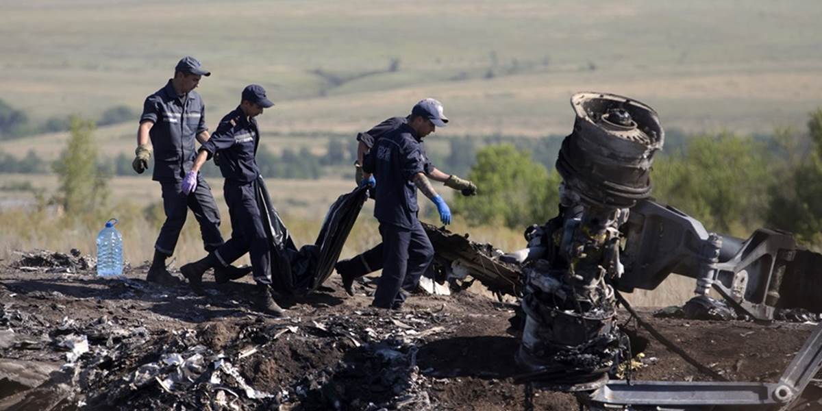 Na mieste pádu letu MH17 sa našli ďalšie ľudské pozostatky