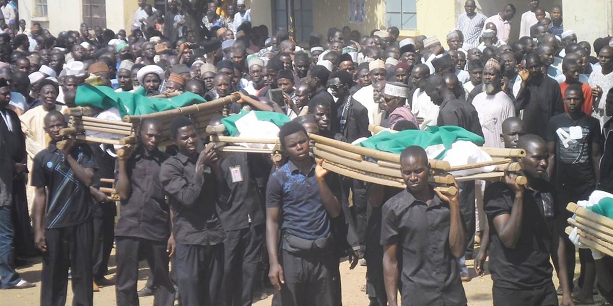Počet obetí samovražedného útoku na strednej škole v Nigérii vzrástol na 48