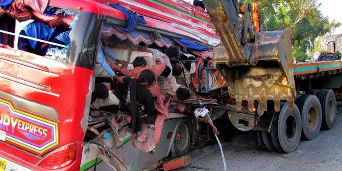 Zrážka autobusu s nákladným autom si v Pakistane vyžiadala najmenej 50 mŕtvych