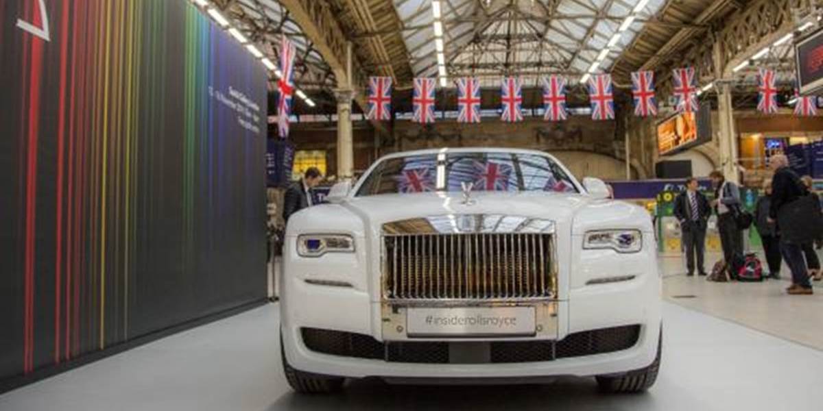 Cestujeme za Rolls Royce: Výstava ‘Inside Rolls-Royce’ na londýnskej stanici Victória