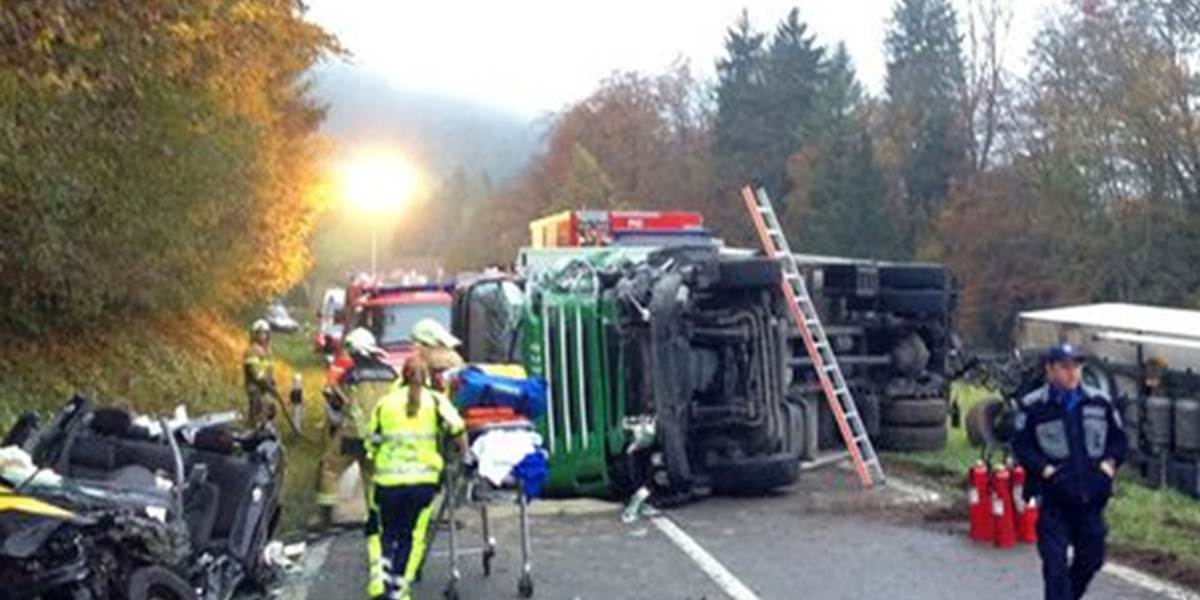 Tragická havária pri Zürichu: Zrazilo sa nákladné auto s osobným a autobusom!