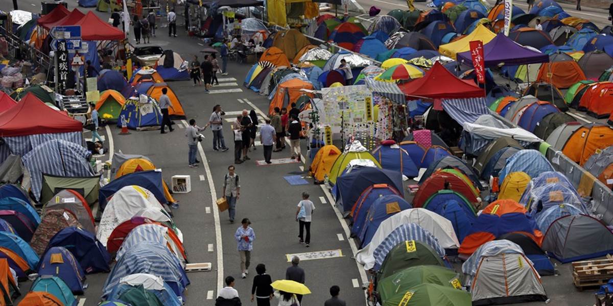 Demonštranti musia opustiť centrum Hongkongu, inak ich zatknú