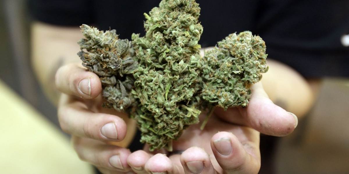 Troch mladých ľudí obvinili pre držanie marihuany