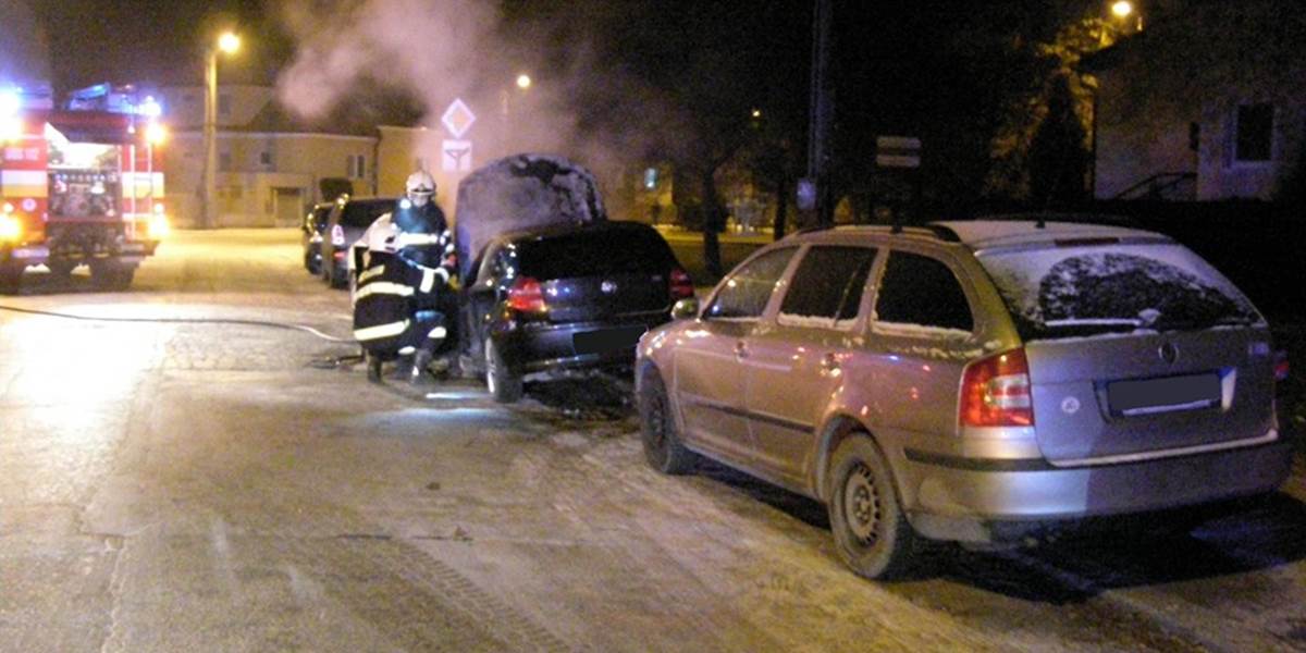 Seneckí hasiči v noci zasahovali pri požiari auta