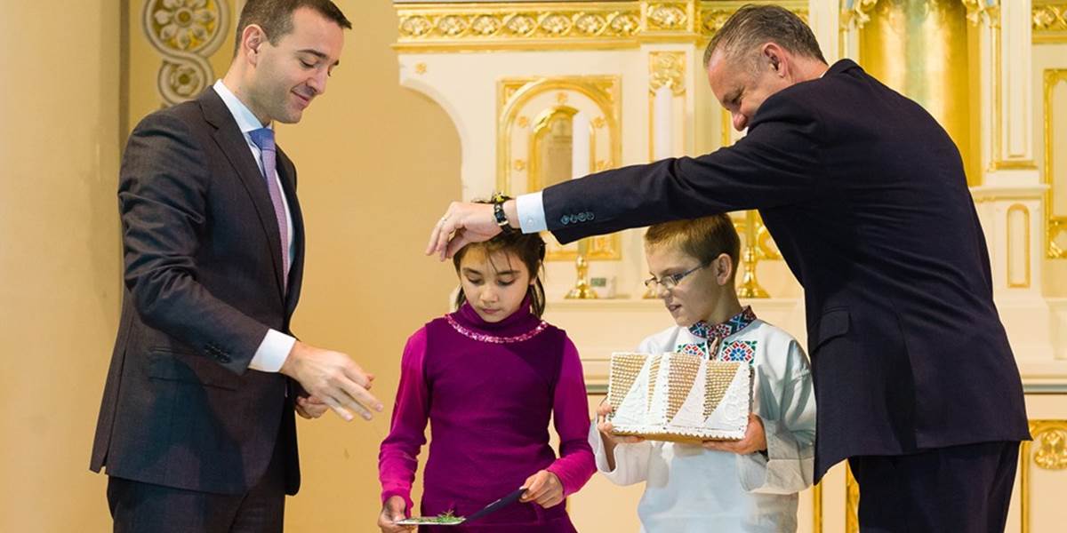 FOTO Kiska pokrstil vianočnú známku ihličím, deťom žaželal pohodu