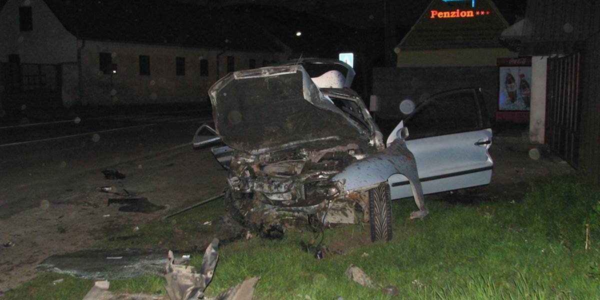 Smrteľná dopravná nehoda pri Dvorníkoch: Vodič osobného auta sa zrazil s kamiónom