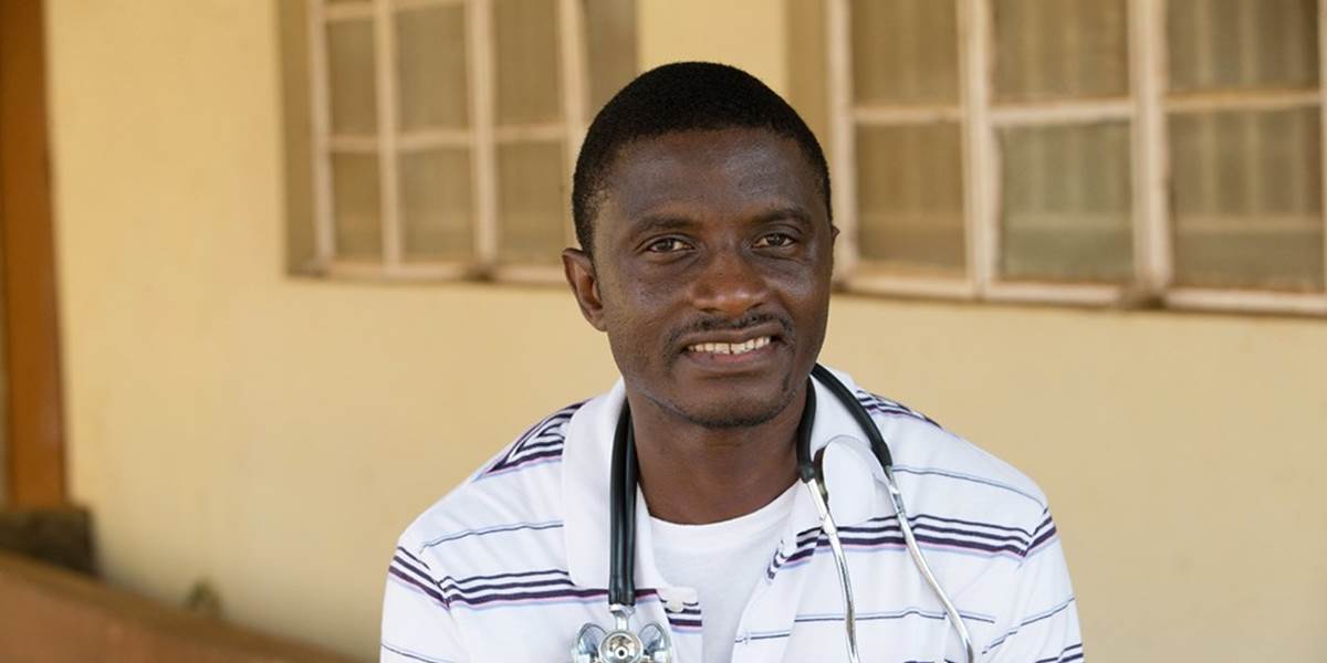 Americký lekár, ktorý sa v Sierra Leone nakazil ebolou, sa vracia do vlasti
