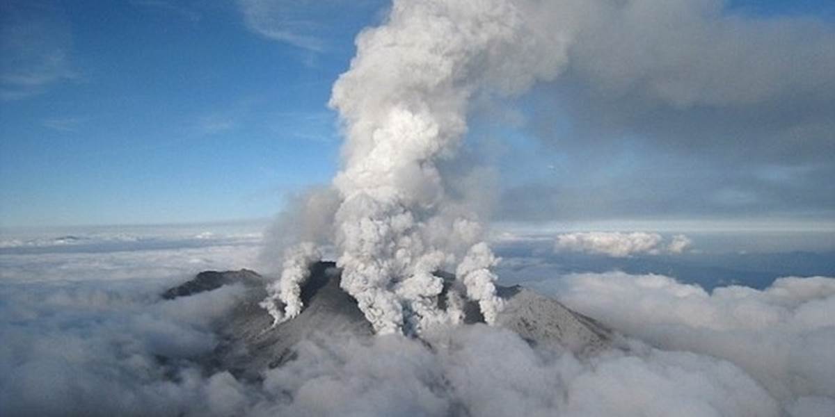 Americké úrady varujú lietadlá: Aljašská sopka chrlí popol až do výšky 9-tisíc metrov!