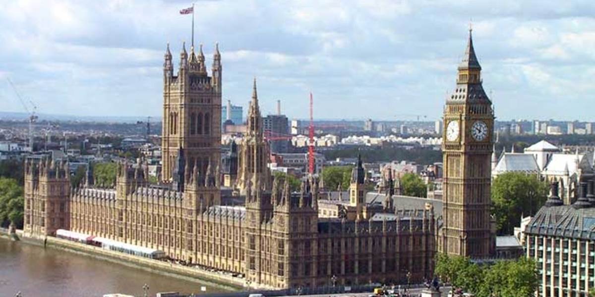 Časť britského parlamentu evakuovali pre podozrivý balíček