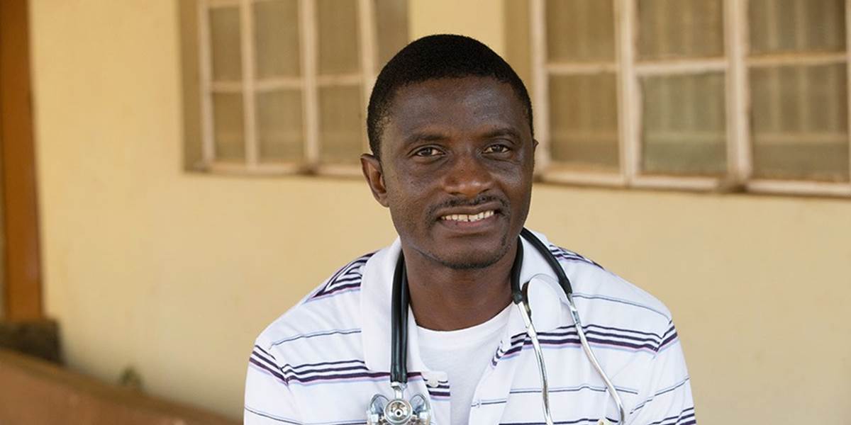 Lekár, ktorý sa nakazil ebolou v Sierra Leone, po prevoze do USA zomrel