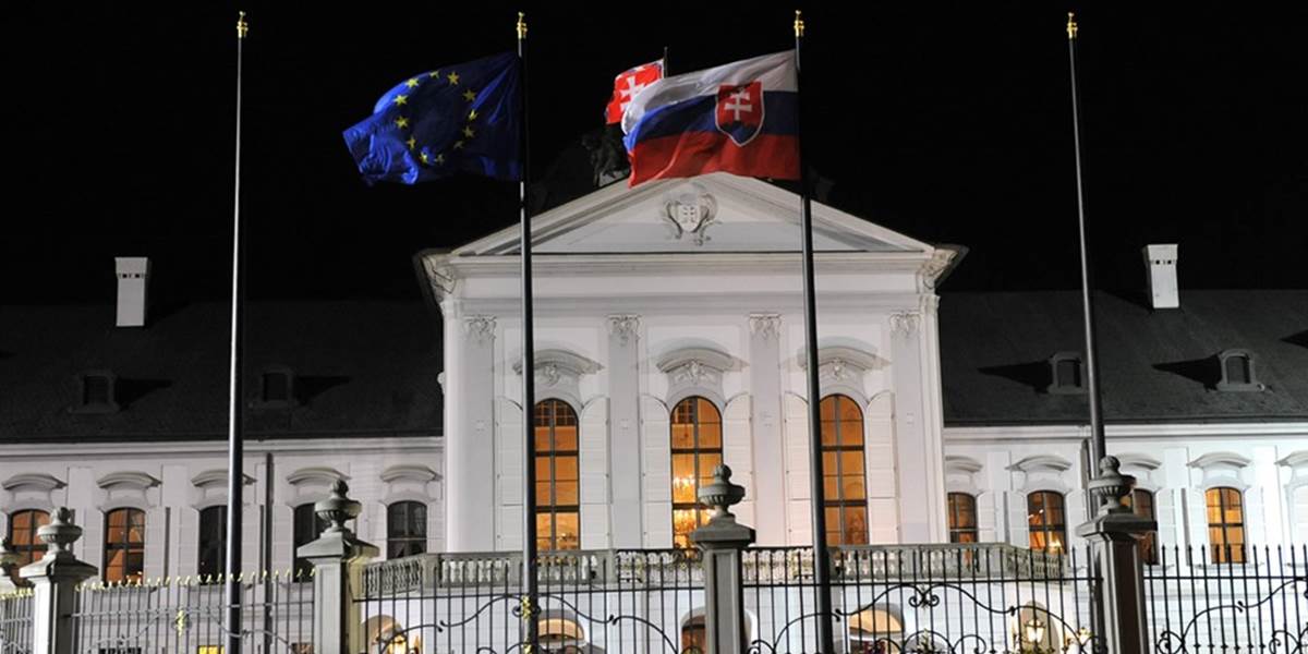 Pred Prezidentským palácom oddnes veje aj vlajka EÚ