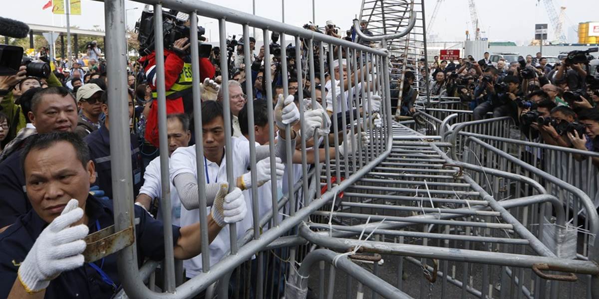Pracovníci začali odstraňovať barikády v Hongkongu na jednom z miest demonštrácii