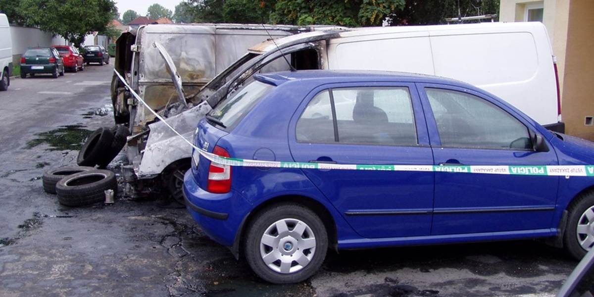 Na Baltickej v Košiciach horel Nissan, požiar poškodil aj ďalšie dve autá