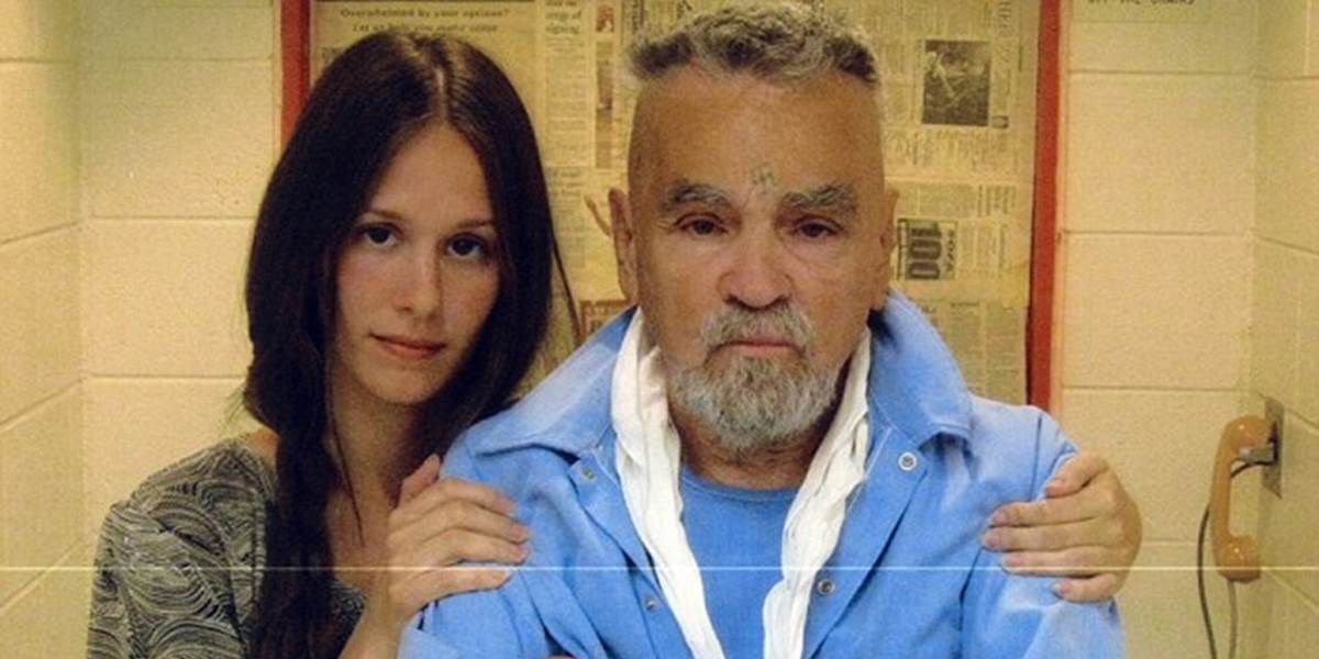 Vrah Charles Manson získal povolenie na sobáš s 26-ročnou fanúšičkou