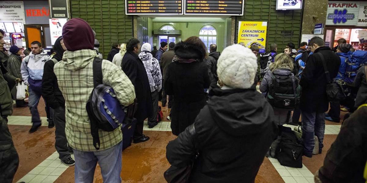 Ľudia sa na vlaky zadarmo registrujú až pred cestou, na staniciach vznikajú rady