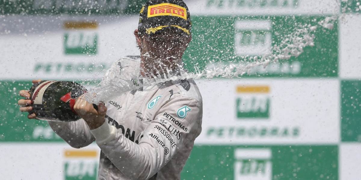 F1: Rokovania o zmluve medzi Hamiltonom a Mercedesom sa začnú po sezóne