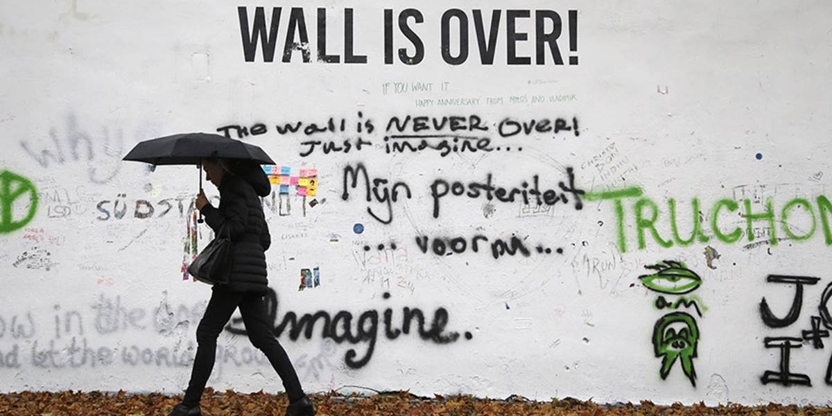 Pražský múr venovaný Lennonovi pretreli na bielo