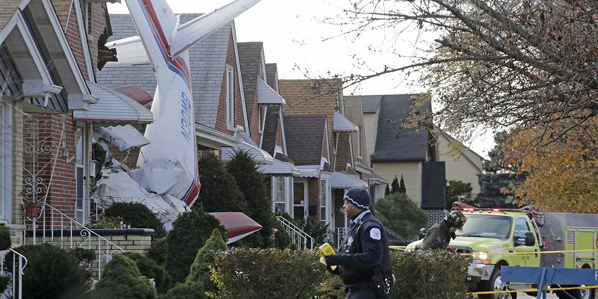 Malé nákladné lietadlo vrazilo do domu v Chicagu, zahynul pilot