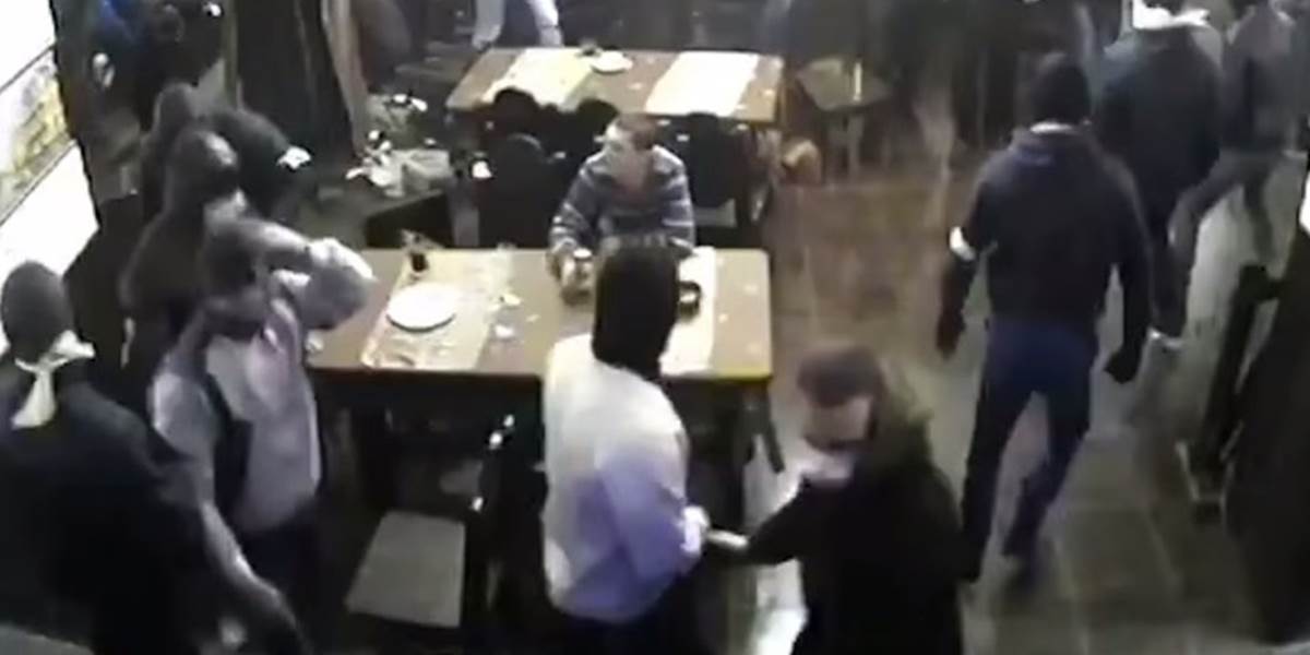 VIDEO Ozbrojení muži vtrhli do reštaurácie a začali biť ľudí, jedného nezaujali!