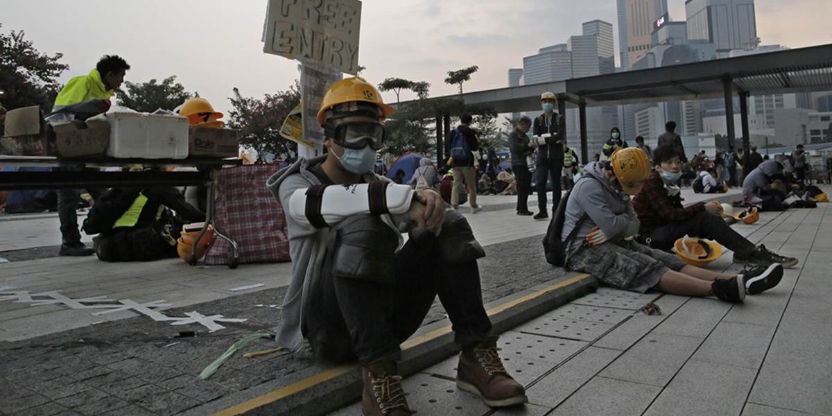 Protestujúci v Hongkongu sa neúspešne pokúsili obsadiť parlament