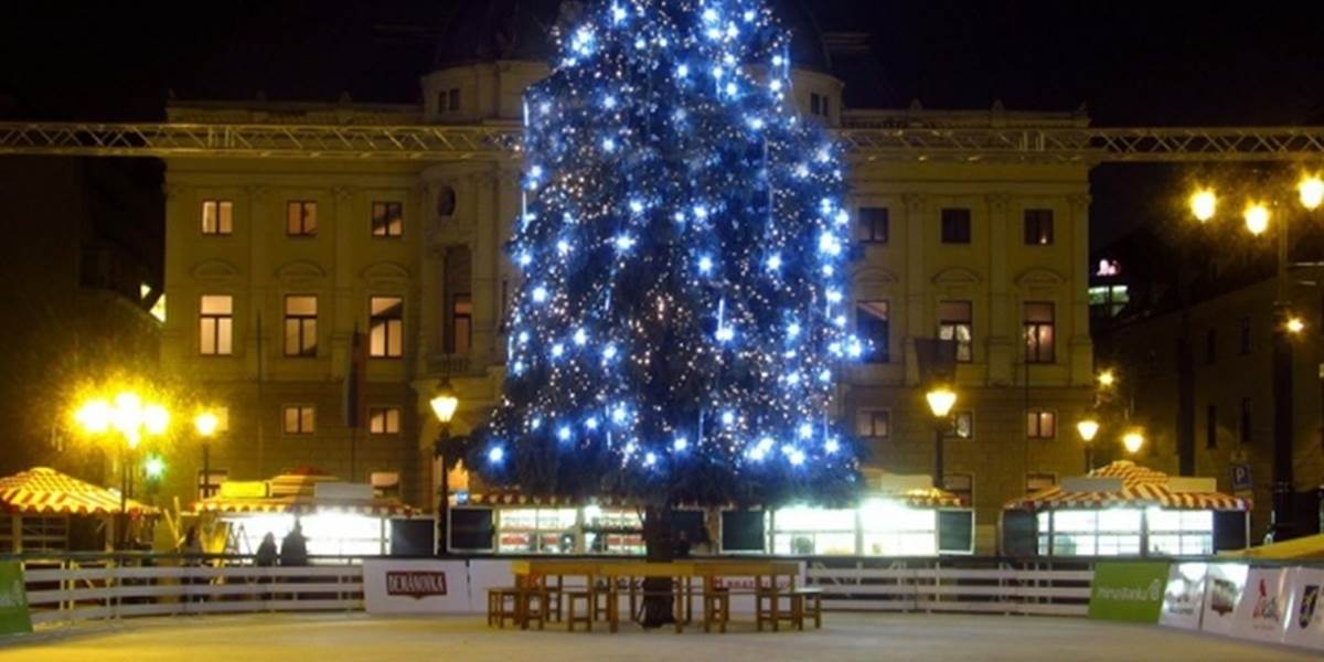 V Bratislave v piatok rozsvietia vianočný stromček, začnú sa vianočné trhy