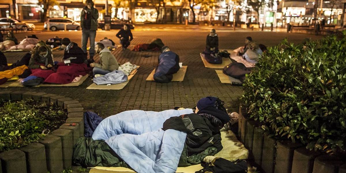 V noci budú ľudia pred Starou tržnicou spať vonku
