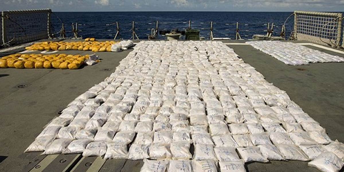 Posádka austrálskej fregaty našla na jachte v Indickom oceáne heroín za milióny