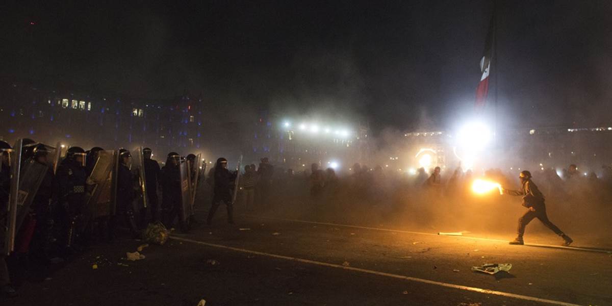 Masové protesty proti prezidentovi sa v hlavnom meste Mexika začali výtržnosťami