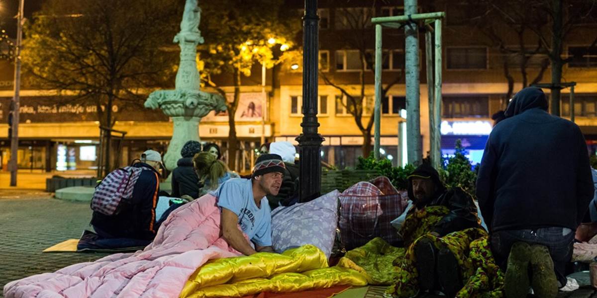 FOTO Bratislavčania si vyskúšali, aké je to byť bez domova, prespali pred Starou tržnicou