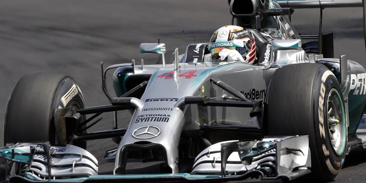 F1: Hamilton v prvom piatkovom voľnom tréningu zdolal Rosberga