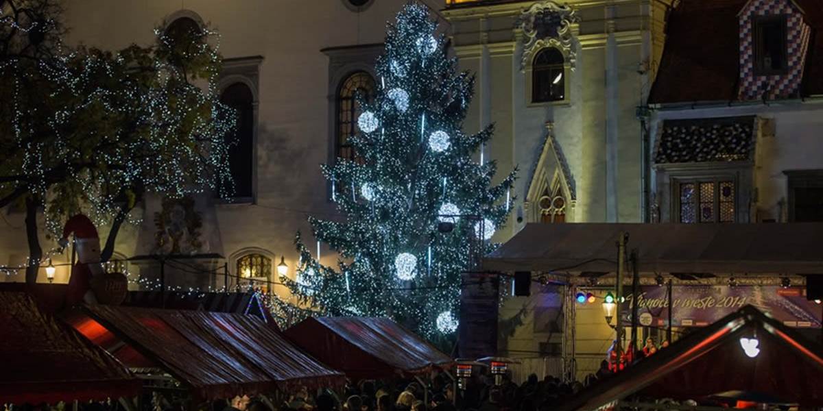 FOTO Vianočný stromček na Hlavnom námestí v Bratislave  už svieti, začali sa trhy