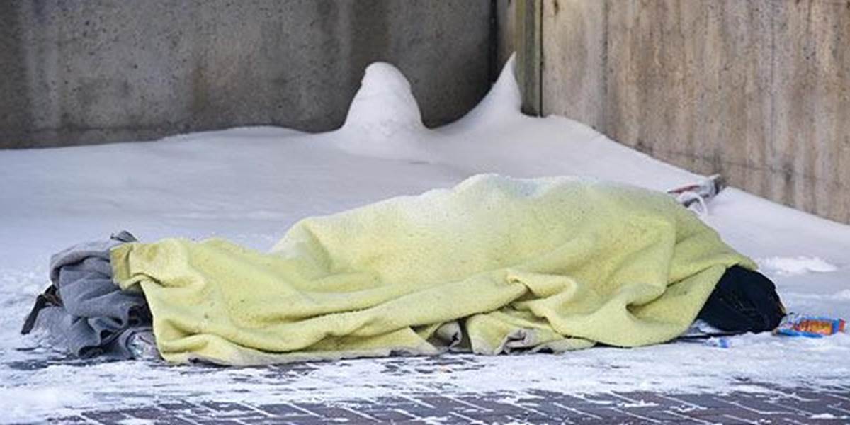 Manažéri si vyskúšali prespať v mraze na chodníku v Detroite