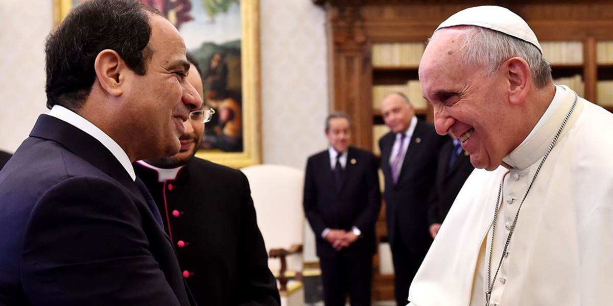 Pápež sa stretol s egyptským prezidentom, smeruje do EP a RE