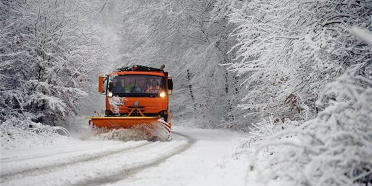 V Matre padol prvý sneh, na severovýchode nasadili na cesty 30 strojov