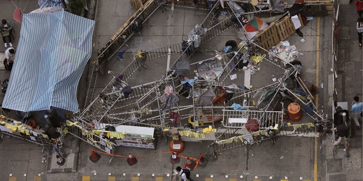 V Hongkongu začali demontovať barikády demonštrantov