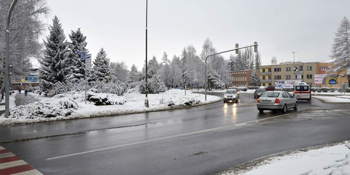Po nočnom snežení mali cestári na severovýchode viac práce
