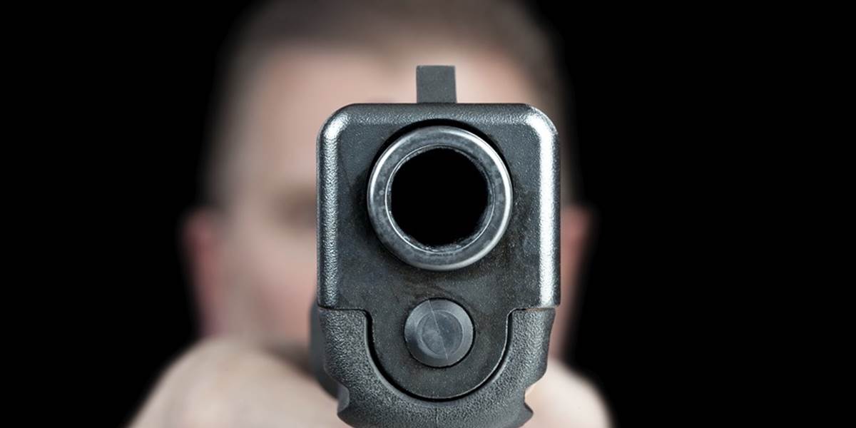 Ochrankára v predajni ohrozoval zbraňou, skončil v cele