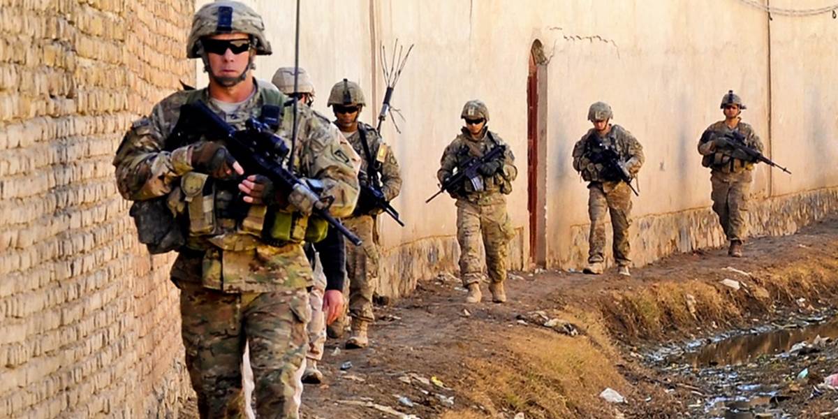 V Afganistane ostane viac amerických vojakov, ako bolo v pláne