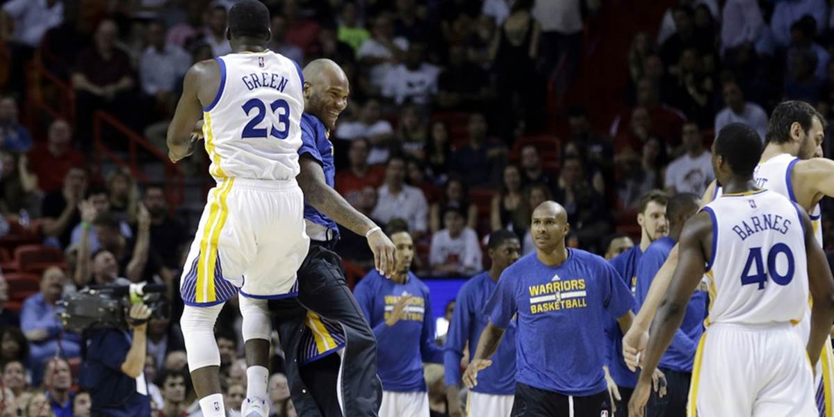 NBA: Warriors uspeli v Miami, natiahli víťaznú šnúru