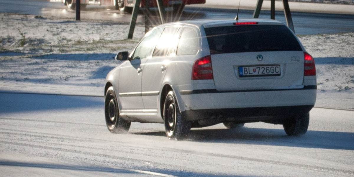 Ak je na ceste súvislá vrstva snehu alebo ľadu, treba zimné pneumatiky