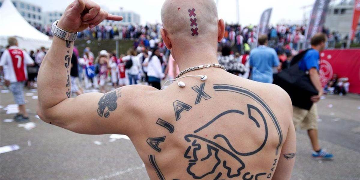 LM: Parížska polícia zatkla 95 fanúšikov Ajaxu, prekazila dohodnutú bitku