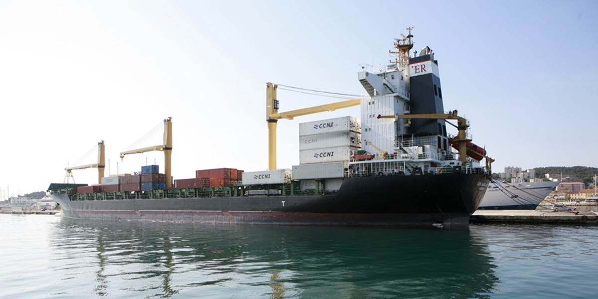 Nákladnú loď so 700 imigrantmi privlečú do krétskeho prístavu Ierapetra