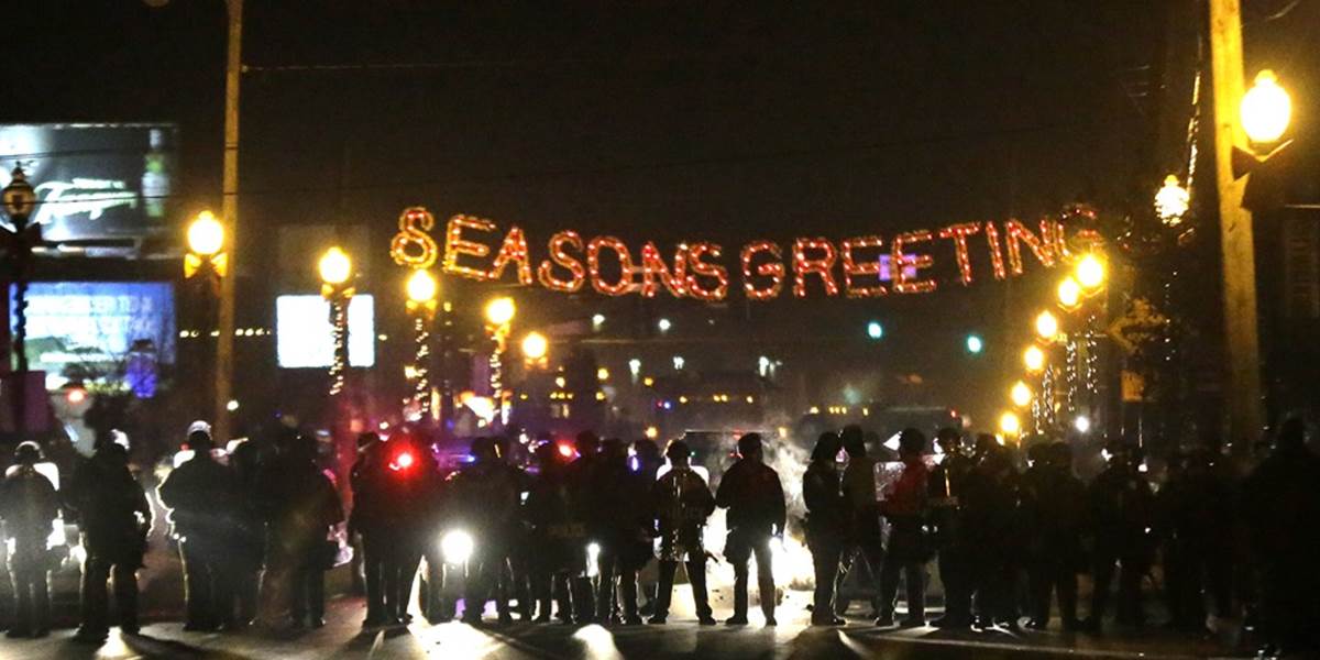 Polícia vo Fergusone zatkla v druhú, pokojnejšiu noc 44 ľudí